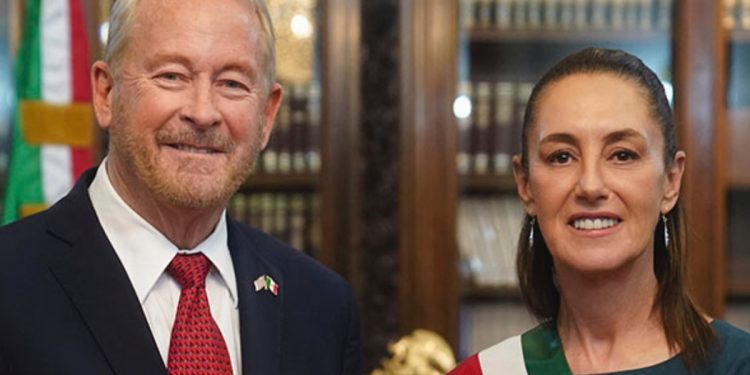 Sheinbaum se reúne con Ronald Johnson, embajador de EU, en Palacio Nacional, ante inminente imposición de aranceles