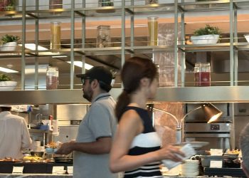 Captan a “Andy” López Beltrán en lujoso hotel de Tokio; lo acompaña el diputado Daniel Asaf