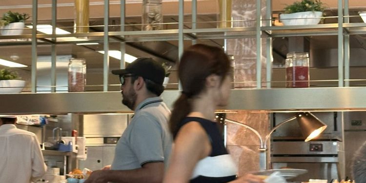 Captan a “Andy” López Beltrán en lujoso hotel de Tokio; lo acompaña el diputado Daniel Asaf