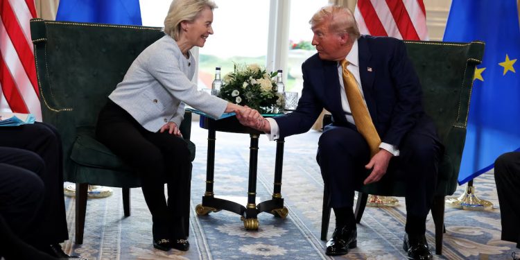 UE y EEUU sellan acuerdo comercial; Washington impondrá arancel del 15% a productos europeos