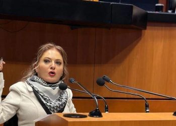 Acusa Claudia Anaya hipocresía en Morena por vacacionar con lujos mientras predican austeridad