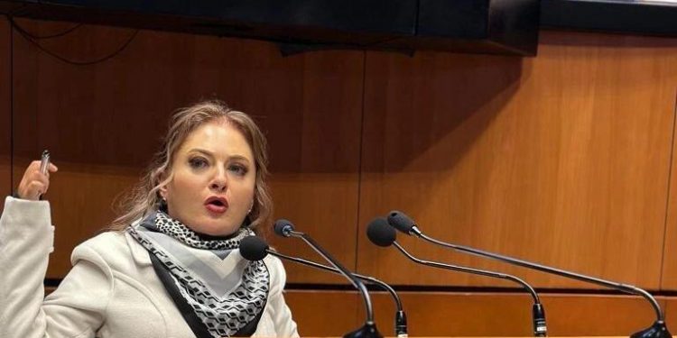 Acusa Claudia Anaya hipocresía en Morena por vacacionar con lujos mientras predican austeridad