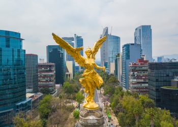 FMI reduce previsión de crecimiento económico para México en 2025