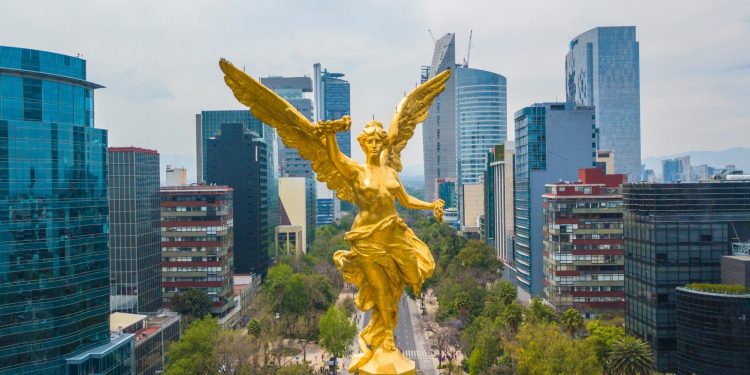 FMI reduce previsión de crecimiento económico para México en 2025