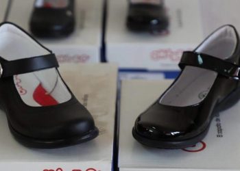 Tecámac apoya economía familiar con entrega de zapatos escolares