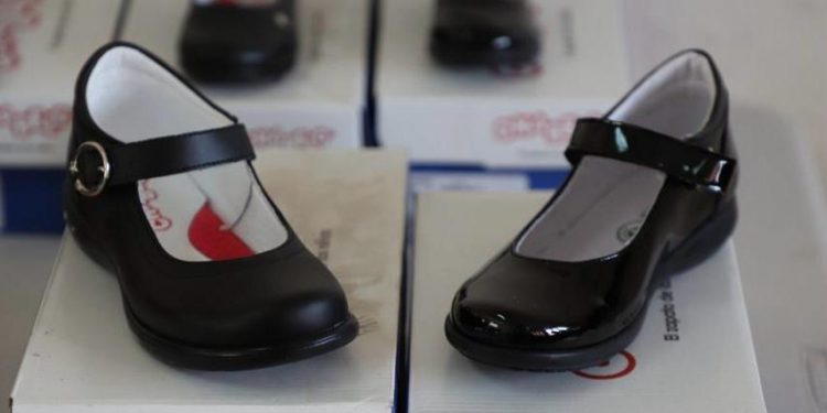 Tecámac apoya economía familiar con entrega de zapatos escolares