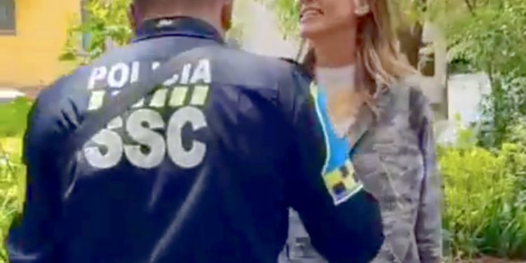 Investigan a mujer que insultó con frases racistas a policía de la CDMX en la colonia Condesa