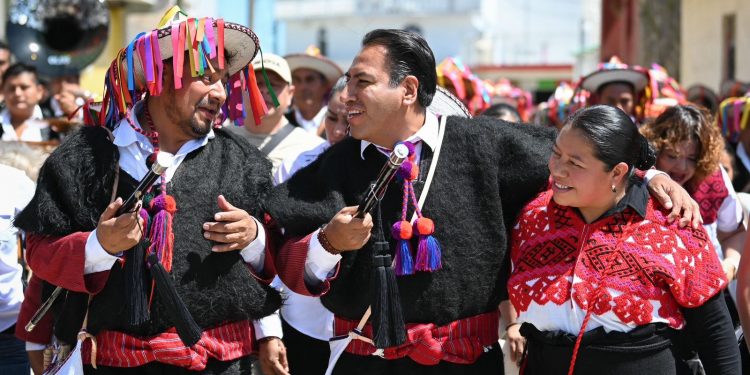 Refrenda Eduardo Ramírez respeto a los pueblos originarios en el Día Internacional de los Pueblos Indígenas