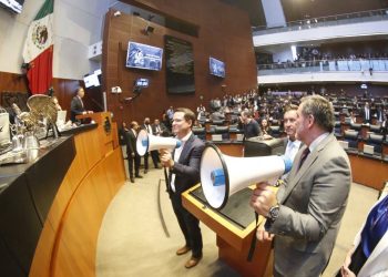 Protesta con megáfonos y sirenas, PAN enfrenta a Fernández Noroña por cambio en orden del día