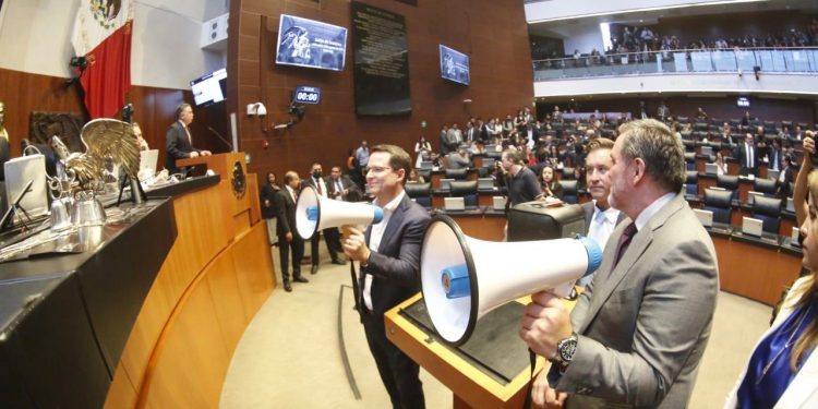 Protesta con megáfonos y sirenas, PAN enfrenta a Fernández Noroña por cambio en orden del día
