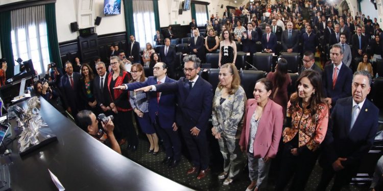 Ratifican a Genaro Lozano como embajador en Italia pese a críticas de PRI y PAN