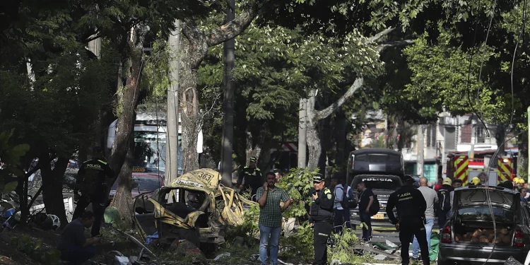 Al menos 13 muertos y 44 heridos dejan ataque a helicóptero policial y bomba en Colombia
