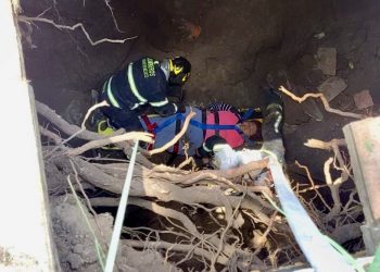 Mujer cae en socavón en Gustavo A. Madero; Bomberos logran rescate