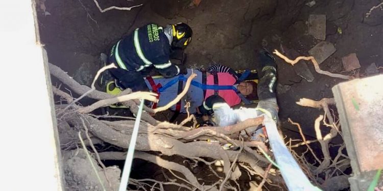 Mujer cae en socavón en Gustavo A. Madero; Bomberos logran rescate
