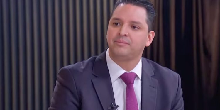 Ministro electo de la SCJN, Arístides Guerrero, sufre accidente automovilístico en CDMX; se reporta estable