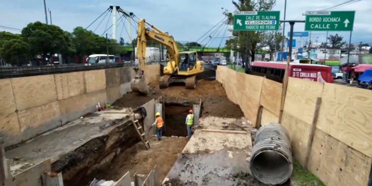 Clara Brugada supervisa reparación del socavón en Calzada Zaragoza; promete reapertura el próximo domingo