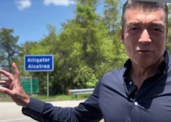 Fernández Noroña llama “cretino” a Rutilio Escandón por gestión con migrantes en Alligator Alcatraz