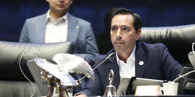 El panista Mauricio Vila Dosal deja temporalmente su escaño en el Senado