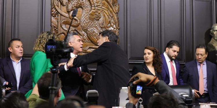A golpes, cierra la Comisión Permanente; enfrentamiento entre ‘Alito’ Moreno y Fernández Noroña