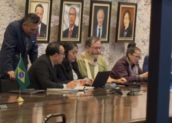 Ministerio Público llega “obsequiosamente” al Senado para tomar declaración a Fernández Noroña tras agresión de Alejandro Moreno