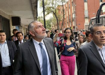 Adán Augusto recibe grito de “¡Saludos a La Barredora!” durante recorrido en el Centro Histórico