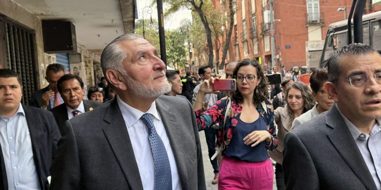 Adán Augusto recibe grito de “¡Saludos a La Barredora!” durante recorrido en el Centro Histórico