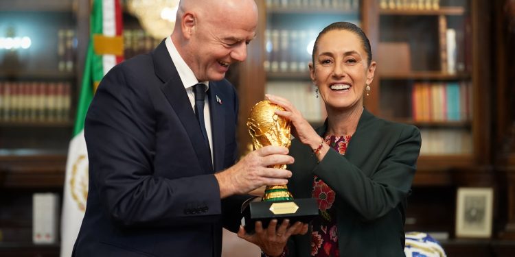 Sheinbaum recibe a Gianni Infantino y destaca la emoción por la Copa Mundial 2026 en México