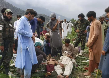 Al menos 800 muertos y más de 2,800 heridos deja terremoto en Afganistán