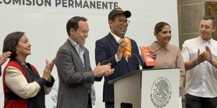 Néstor Camarillo se suma a la bancada de Movimiento Ciudadano en el Senado