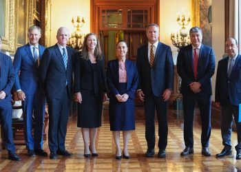 Claudia Sheinbaum recibe a directivos de Walmart; confirman inversiones y adhesión al Plan México