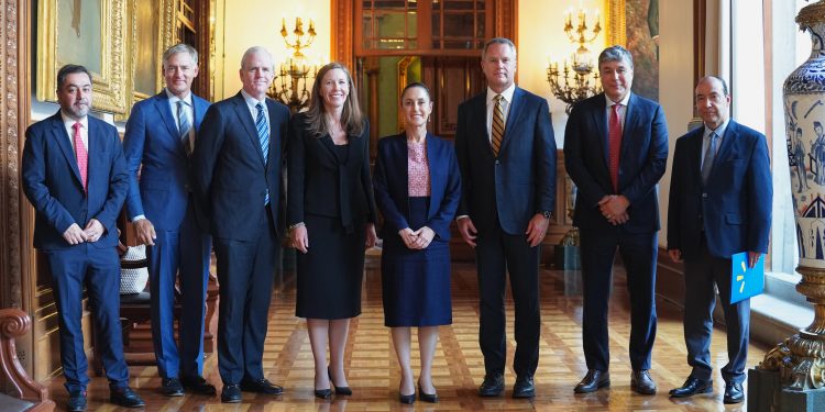 Claudia Sheinbaum recibe a directivos de Walmart; confirman inversiones y adhesión al Plan México