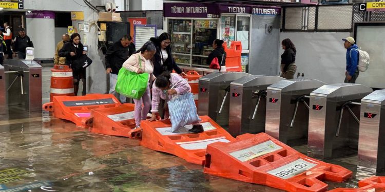 Inundaciones afectan estaciones del Metro CDMX tras intensas lluvias