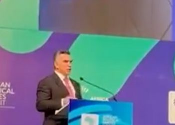 Alejandro Moreno denuncia retroceso democrático y persecución política en México durante cumbre de Partidos Africanos