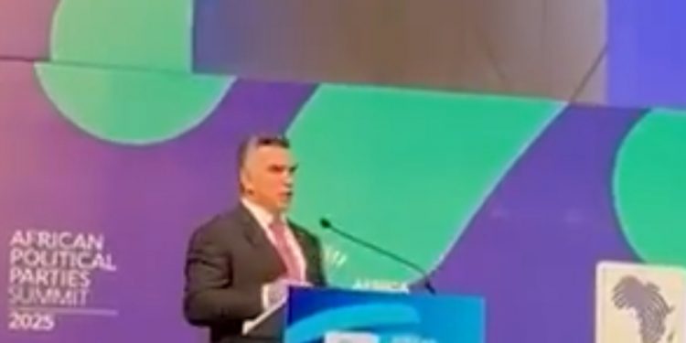 Alejandro Moreno denuncia retroceso democrático y persecución política en México durante cumbre de Partidos Africanos