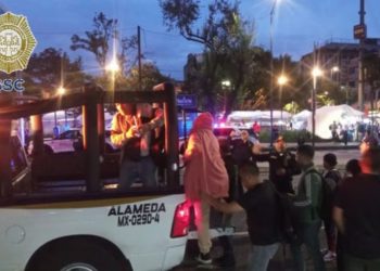 Policías apoyan a usuarios del Metro por afectaciones en Línea 2; servicio suspendido de Taxqueña a Colegio Militar