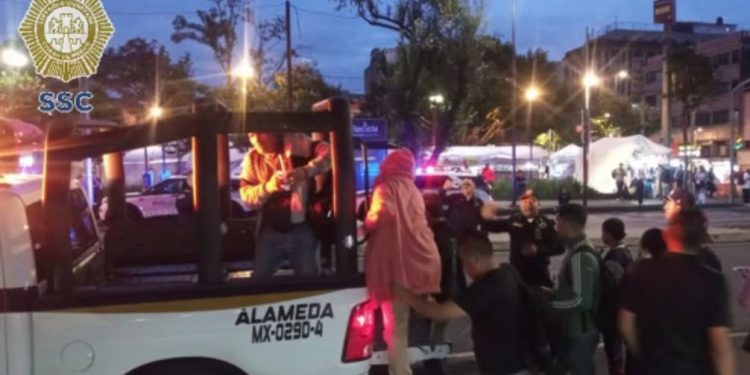 Policías apoyan a usuarios del Metro por afectaciones en Línea 2; servicio suspendido de Taxqueña a Colegio Militar