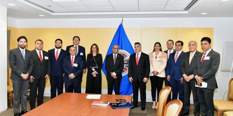 Alejandro Moreno se reúne con secretario general de la OEA y denuncia persecución política en México