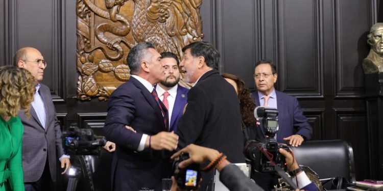 A golpes, cierra la Comisión Permanente; enfrentamiento entre ‘Alito’ Moreno y Fernández Noroña