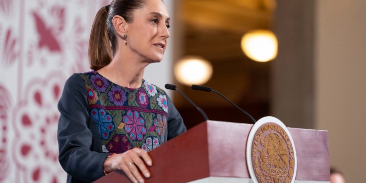 Sheinbaum expresa solidaridad tras explosión de pipa en Iztapalapa y condena asesinato de Charlie Kirk