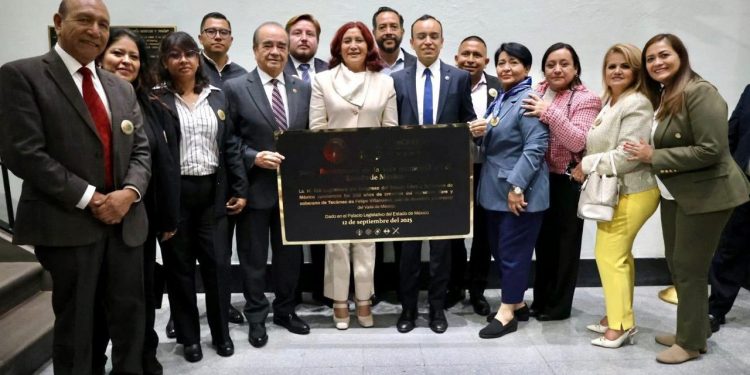 Congreso del Edomex entrega placa conmemorativa a Tecámac por sus 200 años