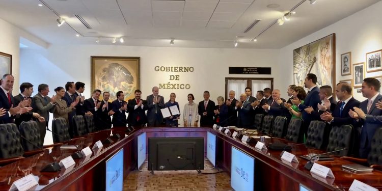 Sheinbaum celebra acuerdo con empresarios gasolineros para estabilizar precios de la gasolina