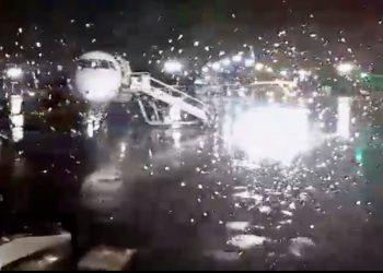 Cierran pista del AICM por intensas lluvias y encharcamientos