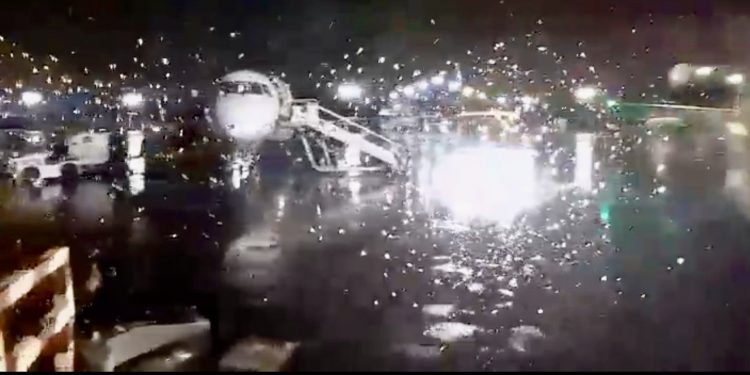 Cierran pista del AICM por intensas lluvias y encharcamientos