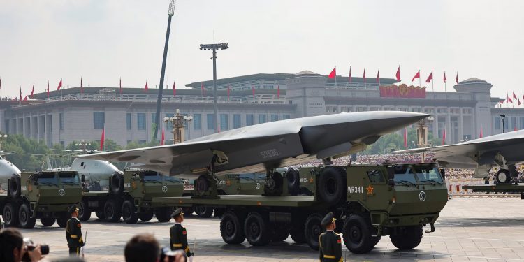 China sorprende al mundo con la presentación del misil nuclear Dongfeng-61 en desfile militar histórico en Beijing