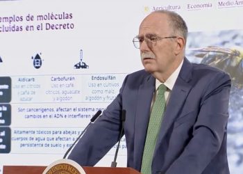 Gobierno prohíbe 35 plaguicidas altamente peligrosos; anuncia plan para una agricultura más limpia