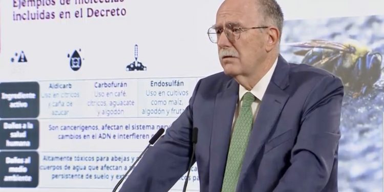 Gobierno prohíbe 35 plaguicidas altamente peligrosos; anuncia plan para una agricultura más limpia