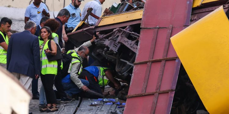 Portugal investiga un accidente en el histórico funicular de Lisboa que mató a 16 personas