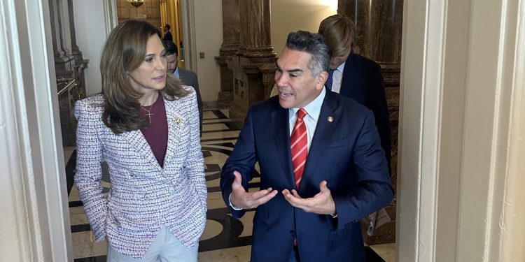 En Washington, dirigente del PRI sostiene encuentro con congresista republicana María Elvira Salazar