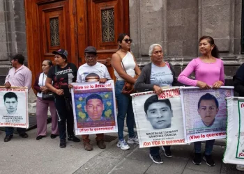 Padres de los normalistas de Ayotzinapa se van “tristes” tras reunión con Sheinbaum; denuncian falta de avances