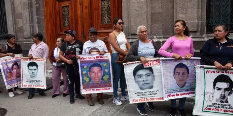 Padres de los normalistas de Ayotzinapa se van “tristes” tras reunión con Sheinbaum; denuncian falta de avances